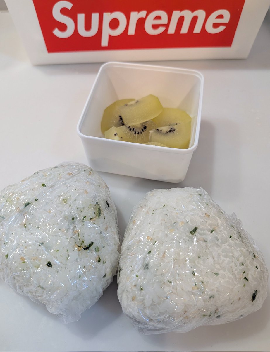 hiahna's tweet photo. 今日のお弁当🍱
おにぎり2個
ゴールドキウイ🥝
＋プロテイン

今日も午前授業だけどすぐ部活でウエイトの為おにぎり2個のみで🍙 
後は面談👨‍👨‍👦
何言われるかなー😅 

#高校生弁当
#今日のお弁当
#お弁当記録
#お弁当作り
#おにぎり https://t.co/Uc6bsF2xHT