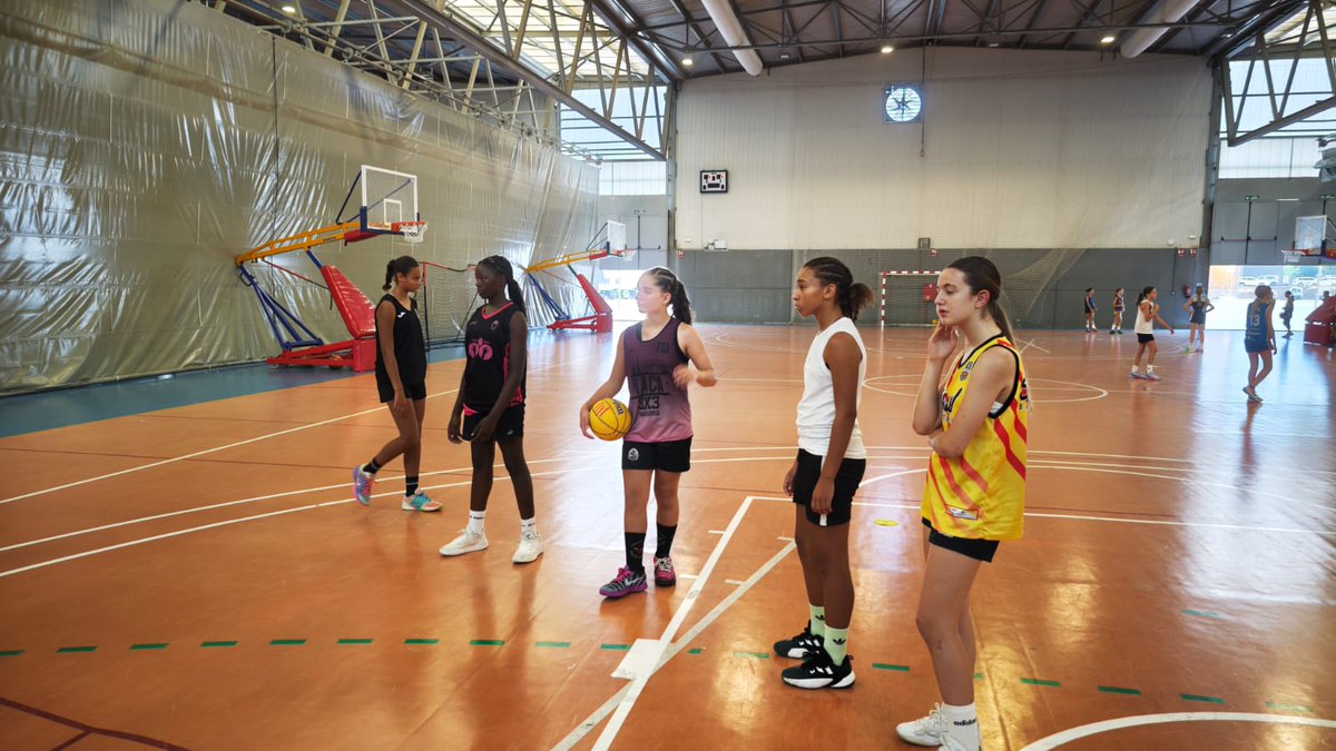 FCBQtecnic's tweet photo. CAMPUS |🏀Abans de dinar banyet, després de dinar descans. I després pista! https://t.co/XXt5fgnl7w