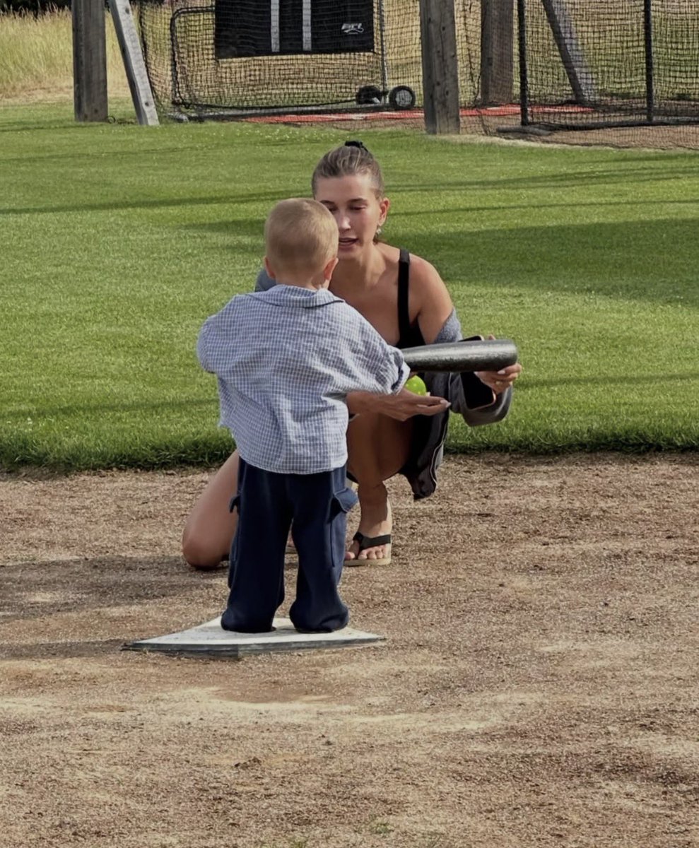 irenicbieber's tweet photo. the bieber family 🥹🤍 https://t.co/mbi2dCS81n