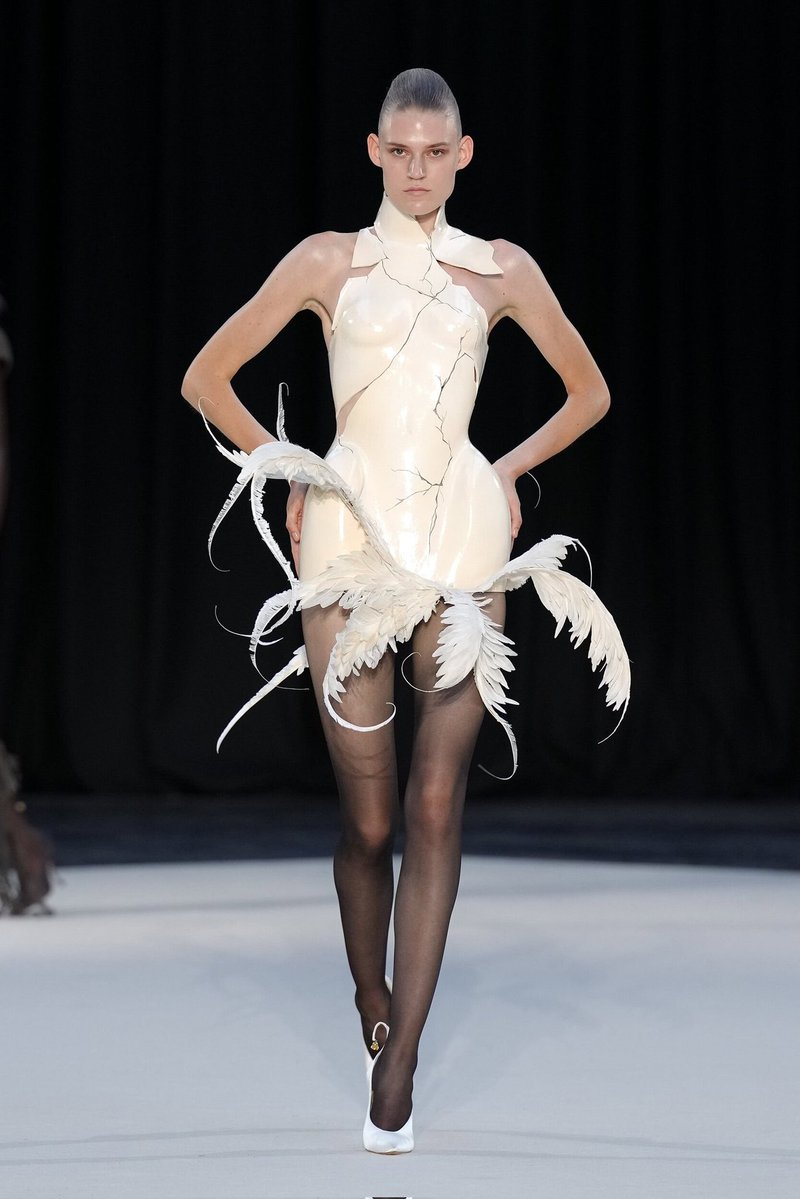 LaModeUnknown's tweet photo. This look makes me think of a BIRD coming into life, as if emerging from a cracked EGGSHELL.🪡

PS: ✨️Ashi Studio✨️ Fall/Winter 2026 Couture https://t.co/DfhexkIbwx