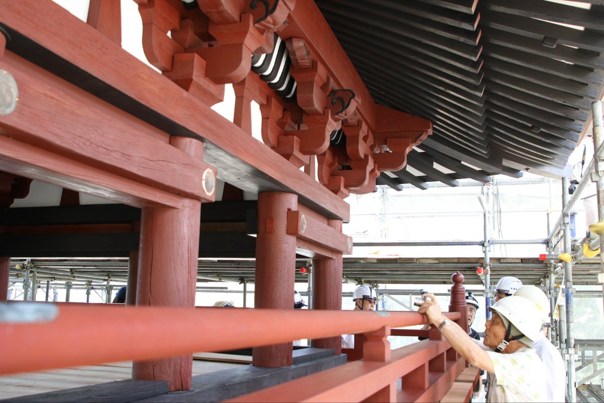 KakegawaCity's tweet photo. 【マーケティング課】
宝永8年に建築され、#静岡県有形文化財 でもある #窓泉寺山門 の修復工事現場見学会が開かれました。

この山門は市内唯一の二階楼門で、棟札が現存しているため、建築年などを知ることができる貴重な建造物。

参加者は修復された瓦や垂木を見上げ、匠の技を感じていました✨ https://t.co/uhbyFct5ck