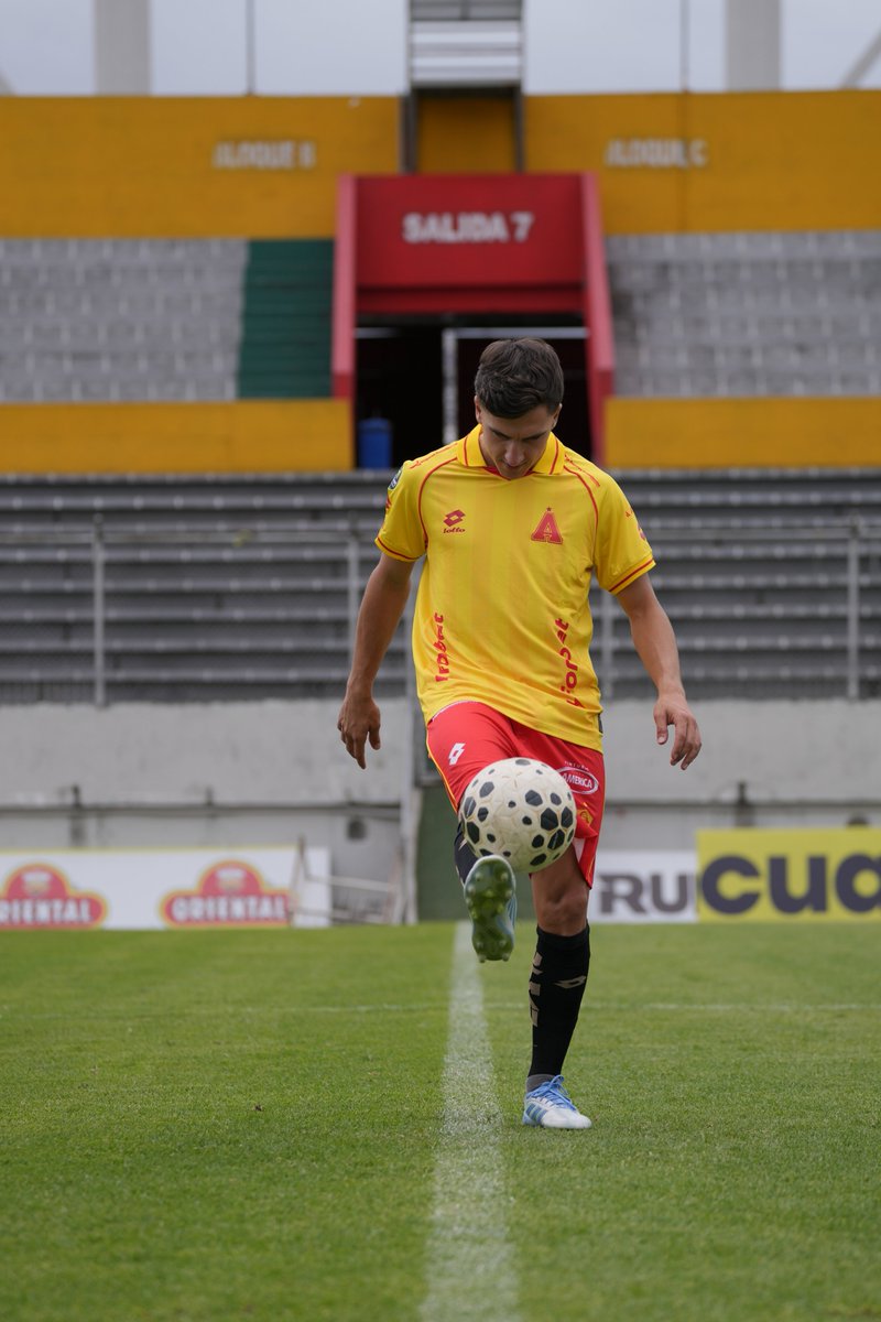 Aucas45's tweet photo. Hoy vestimos un uniforme inspirado en nuestra primera participación de 1945. 💛❤️🖤

Un homenaje a nuestros orígenes. Porque nunca olvidamos de dónde venimos.

#SDAucas #Creer https://t.co/m0PJchuqx0