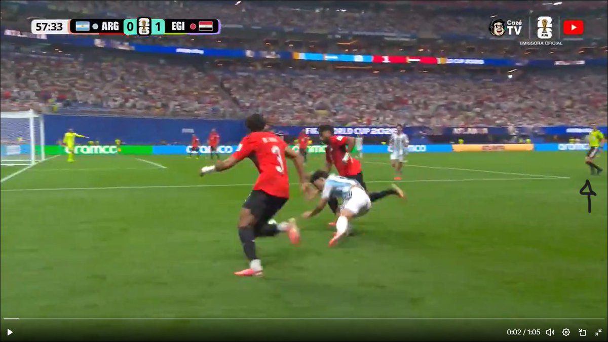 _Joshler___'s tweet photo. @Mousse_de_Choco @cleber00cruz @MarcoBenesere @LARGOESPN @ggreenwald Ok, blz. Mas ainda assim passa a sensação de um gol roubado. Pq tinha um árbitro perto, ele viu que o argentino tinha caído, mas segue o jogo. Aproximadamente 17 segundos depois tem o gol do Egito e só então decidem que foi falta e chamam o VAR, me desculpa mas isso é estranho https://t.co/6lWjMzeP9L