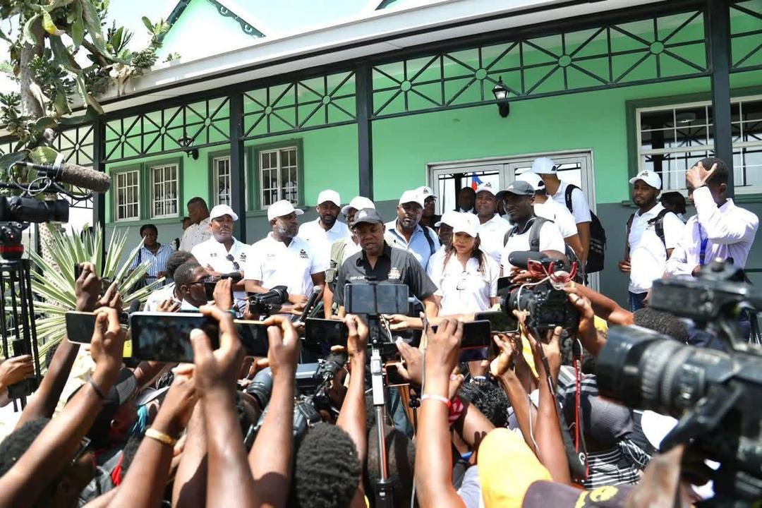 rtvgalaxie's tweet photo. Le gouvernement haïtien a annoncé, ce mardi 7 juillet, le départ d'une mission médicale de solidarité vers le Venezuela, à la demande du Premier ministre Alix Didier Fils-Aimé. Conduite par le ministre de la Santé publique, Dr Sinal Bertrand, cette délégation est composée de 31 professionnels de santé chargés d'apporter une assistance médicale et humanitaire aux victimes des deux violents séismes survenus le 24 juin dernier.
À travers cette initiative, les autorités haïtiennes entendent exprimer leur soutien au peuple vénézuélien, tout en réaffirmant les liens historiques de coopération et d'amitié entre Haïti et le Venezuela. Le gouvernement a également présenté ses condoléances aux familles des victimes et souhaité un prompt rétablissement aux blessés.