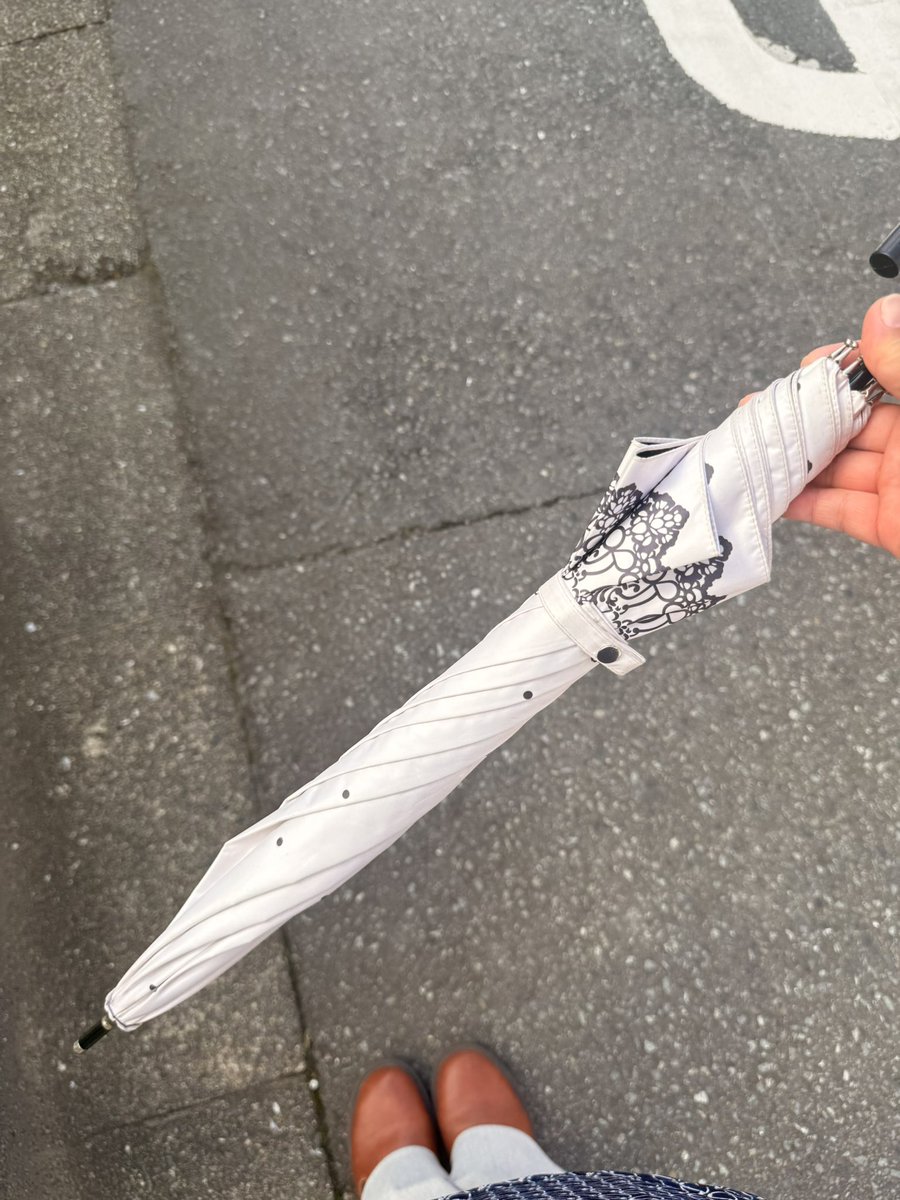 kikoslog's tweet photo. 「もう買い替えで良いかな？」と思っているのに、忘れても忘れても手元に戻ってくる日傘は愛用品なのか⁉️腐れ縁？別れ切れない男と付き合い続けるみたいな惰性？
面白いからもう少し付き合ってみる（笑） https://t.co/ARlRp9kNO5