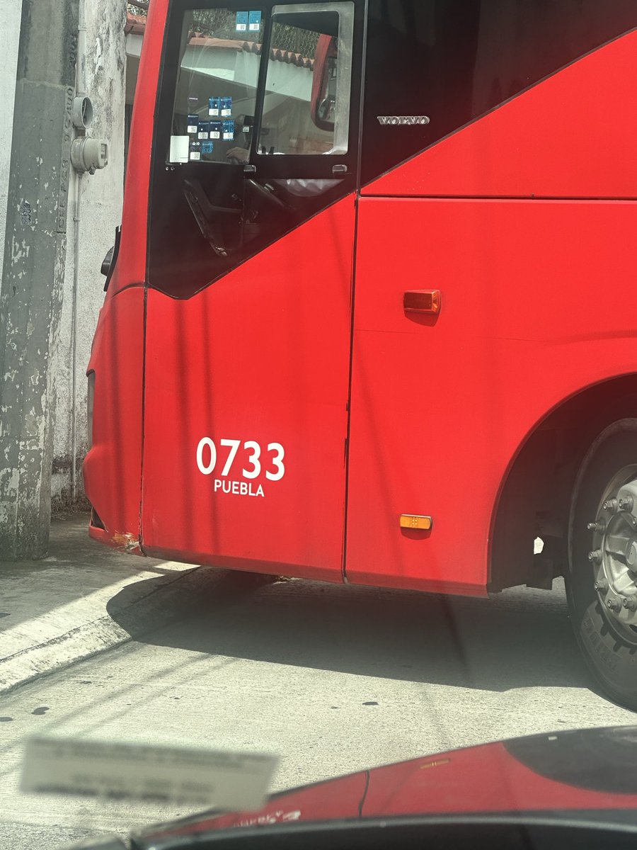 Berenic81655636's tweet photo. @tuADO Aprovecho para pedir un poco más de respeto y profesionalismo hacia más conductores. Ya que hoy en Orizaba una autobús se metió en sentido contrario y me lo encontré de frente en la esquina , tuve q frenar de inmediato , afortunadamente no traía ningún carro atrás. El copiloto https://t.co/1zCQrCSVtH
