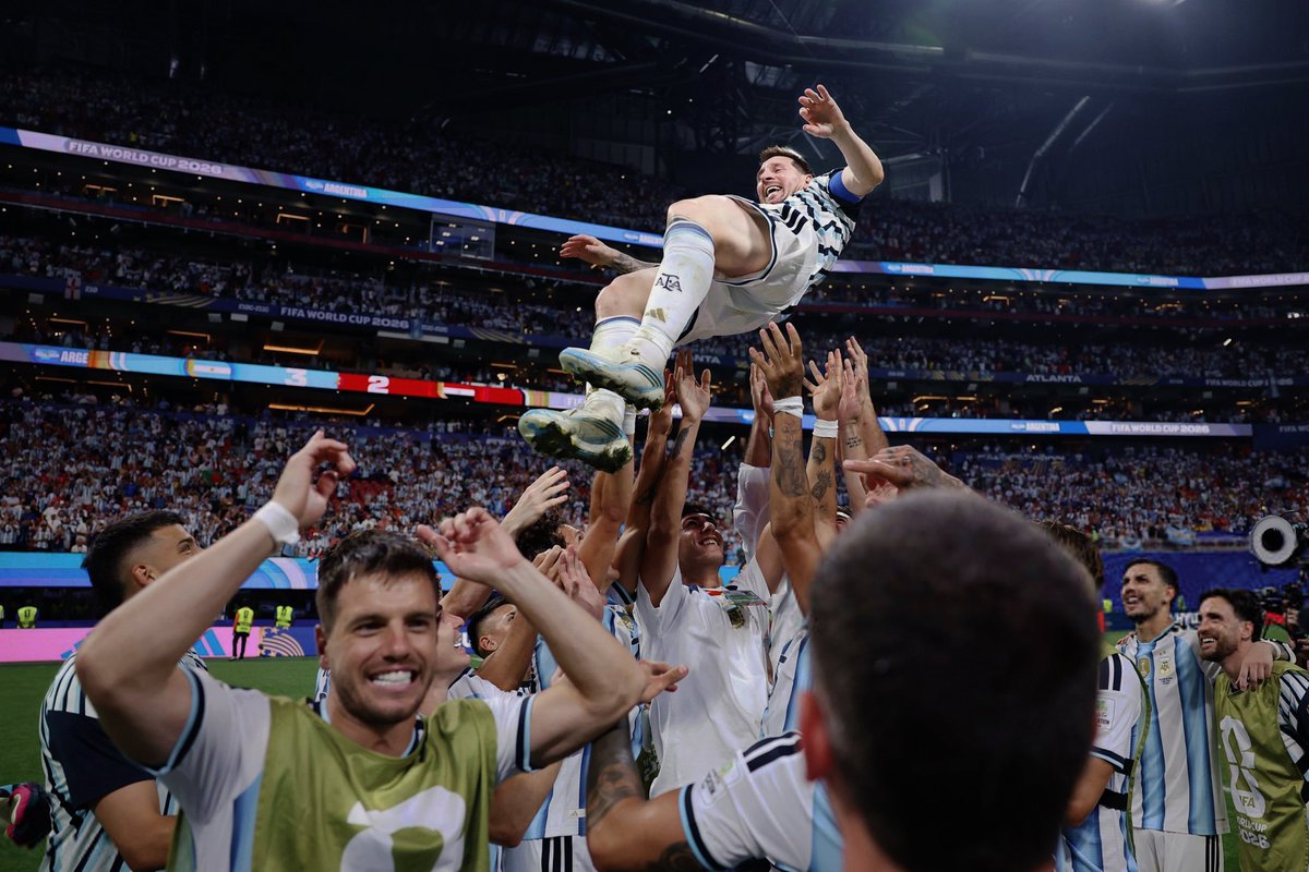 nadjib__fcb's tweet photo. ميسي يحترمه زملائه لانه متواضع و يقاتل من اجلهم و يحملهم و لا يخذلهم عكس متخاذل البرتغال عندما خسر بعد تقديم اسوء مستوى خرج يقول انه حقق يورو 2016 https://t.co/kaMVegUtn4