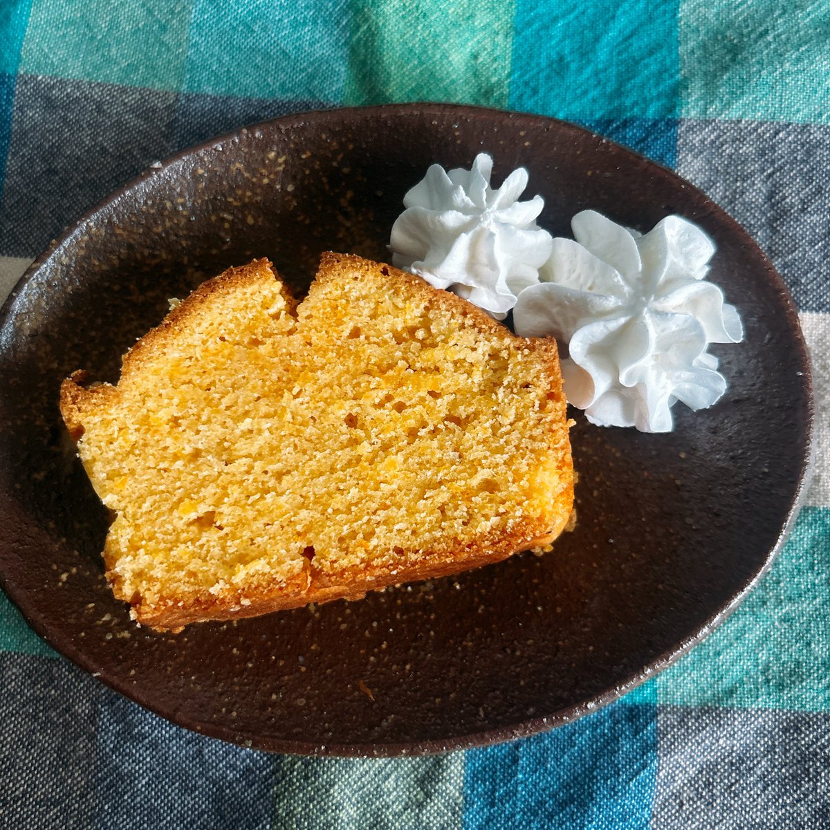 hina_bi10's tweet photo. 朝の光のなか、植物に水をやる。
にんじんをたっぷり混ぜたケーキが焼き上がる間に、少しだけヨガを🧘
平日の朝なのに時計に追われない贅沢っていいですね🕰️

切り分けたときのしっとりとした断面とお気に入りの器が愛おしい。
今日も1日、穏やかに過ごせますように🌱 https://t.co/gWCic40y9h