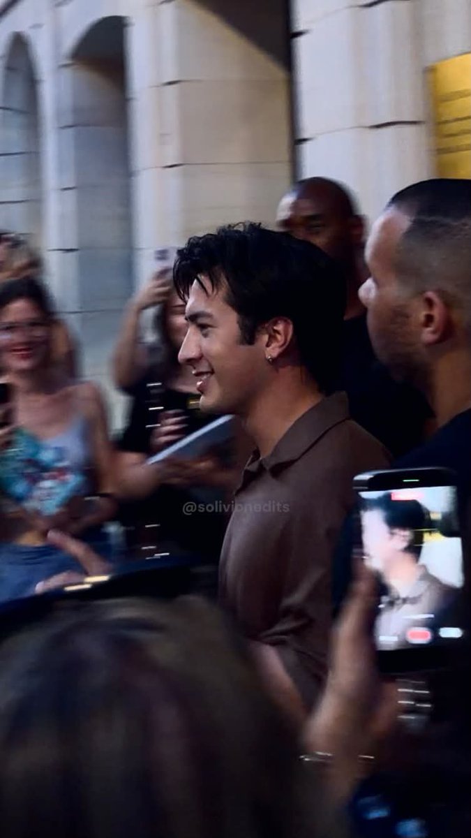 hudsonwphotos's tweet photo. More pics of Hudson Williams leaving the Balenciaga Couture store in Paris

via solivionedits threads https://t.co/ZxOTIkKvxz
