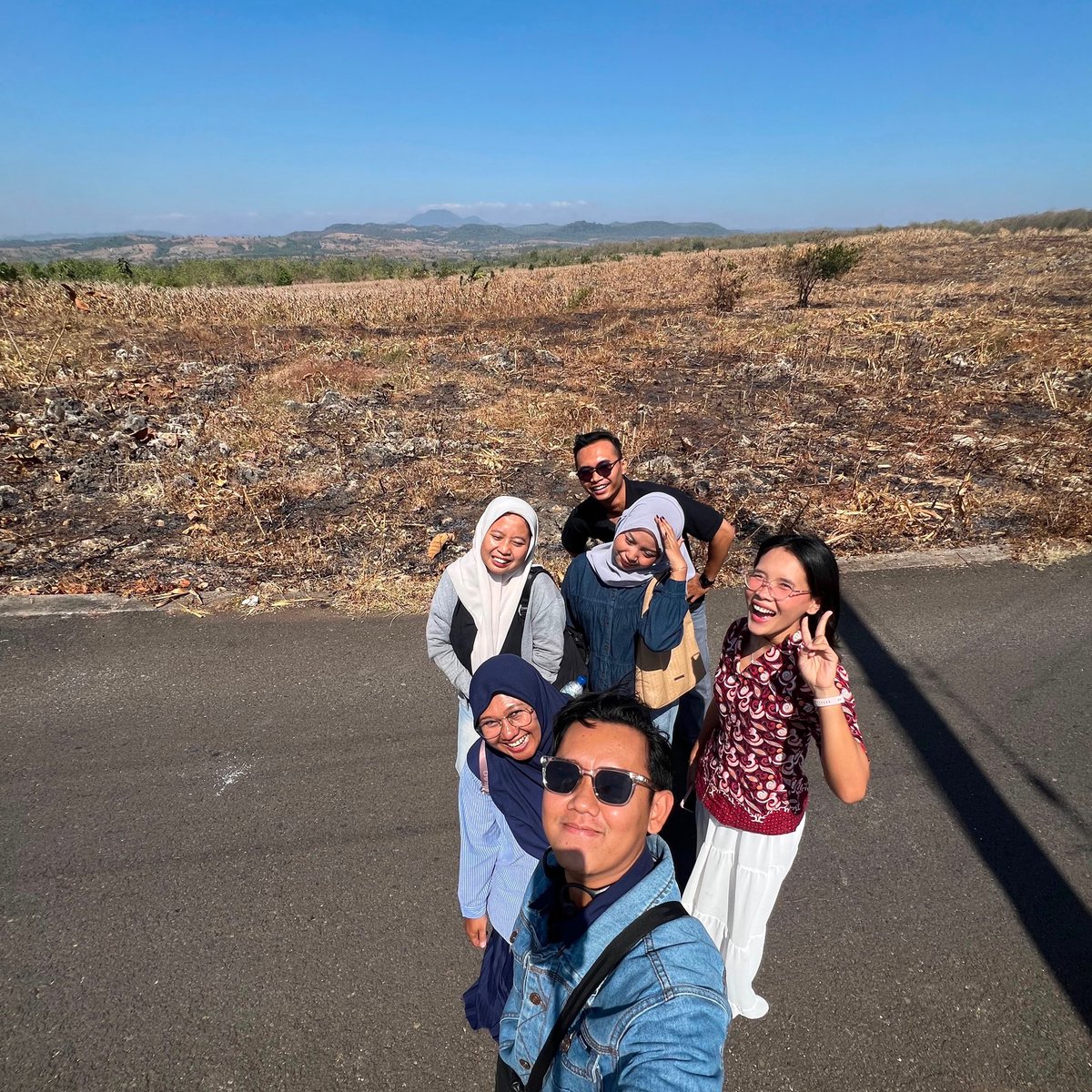 FebrinKPP's tweet photo. Oh ada satu yg Ibuk ibuk anaknya sudah SMA yg jilbab navy, tapi ngga keliatan udah punya anak gede kan wkwk https://t.co/jJ6HffabiV