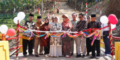 Xbacottetangga's tweet photo. Warga Bangun Jembatan Dan Jalan Pakai Dana Pribadi. Bupati Datang Meresmikan

Bupati Kebumen Lilis Nuryani secara resmi meresmikan Jalan Siti Sudar beserta dua jembatan yang dibangun murni menggunakan dana pribadi keluarga perantau sukses, H. Sudar, SA, MM, tanpa sepeser pun menggunakan APBD.

Peresmian infrastruktur ini berlangsung pada hari Sabtu, 4 Juli 2026 di Dukuh Grigak, Desa Plumbon, Kecamatan Karangsambung, Kabupaten Kebumen. Pembangunan infrastruktur ini memakan waktu kurang lebih 2,5 bulan, yang dimulai secara gotong royong bersama warga sejak 21 April 2026 hingga rampung total pada awal Juli 2026.

Seluruh biaya pembebasan lahan milik puluhan warga, alat berat, material beton, hingga upah pekerja ditanggung penuh oleh keluarga H. Sudar bersama kerabatnya.

gimana menurut kalian gaes 🤭