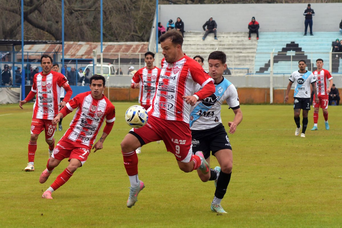 aricappelletti's tweet photo. Todos estamos felices con el enorme triunfo de @Argentina pero la campaña de @ClubTalleresOk es excelente y nos ilusiona a todos los corazones rojos y blancos 🇦🇹

Algunas del triunfo en la barranca
📸 @aricappelletti https://t.co/RNhPAb2W18