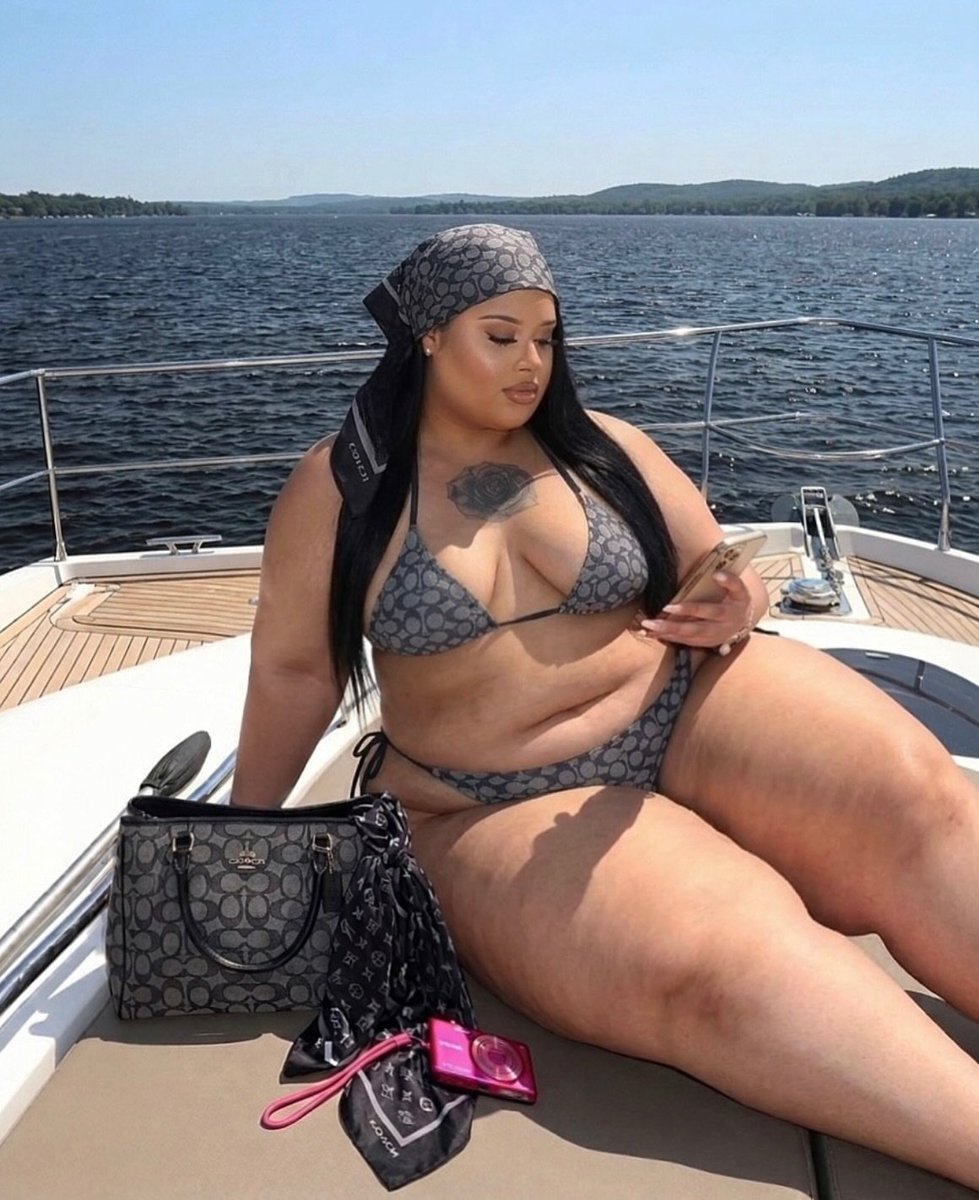 PlusSizeHub_2's tweet photo. ItsJust Nicole https://t.co/XH1Dai70GJ