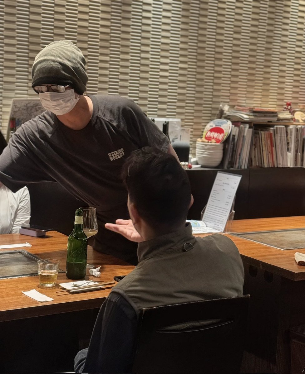 zenzo's tweet photo. 2026/07/08(水)パセミヤ、今日と明日は、早い時間帯は混んでいます。
20時以降で良ければ一度お問い合わせください。

週末のご予約もお待ちしております。

若いお客様が来てくれた時、ふと自分は同じ年くらいの時に何し���たっけと思うことがあります。

別で同じ世代くらいのお馴染みさんが来てくださった時は、知り合って何年になるんだろうと思ったりも。

久しぶりの後ろ姿シリーズはカウンターではなくテーブルで、背中を向けているソムリエさんとは知り合って18年。

勤めていたホテルが姉と一緒で、結局ヨシヲはソムリエ試験を受けませんでしたが、同じワイン塾に通っていたり(時期は別ですが)、ヨシヲの元上司に可愛がってもらっていたりと何かとうちとは縁があり。

振り返るとあっという間だけど考えると長いよね。