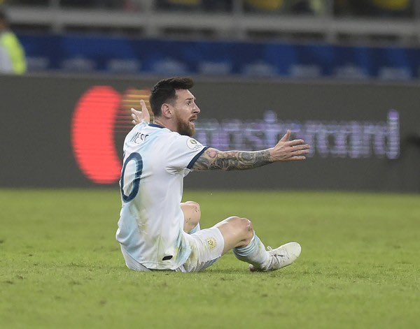 golsdobrasil1's tweet photo. 🇦🇷🗣️ Em 2019, Lionel Messi (ele mesmo) reclamou da arbitragem e do VAR contra o Brasil na semifinal da Copa América (olhem só 😂):

"Se cansaram de cobrar besteiras nesta Copa América, e hoje não foram nunca ao VAR. Incrível"

📸 André Durão https://t.co/5Ry3nNdiI5