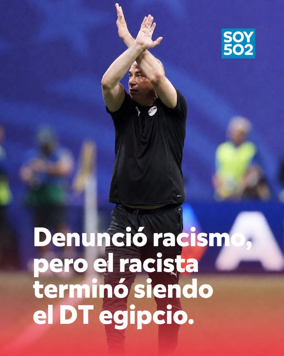 bienbohemio's tweet photo. Resulta que la seña que hace el DT egipcio es por una convención de la FIFA que así se denuncia racismo.
Entonces el árbitro se acercó y le preguntó cuál es el hecho racista que él denuncia.
Hossam Hassan, le dijo que es porque hinchas desplegaron la bandera de Israel.
Entonces, muy correcto, el referí le saca amarilla por xenófobo, intentando hacer desaparecer hasta de las canchas a Israel.
¿Saben por qué hizo esa denuncia parado?
Porque después del partido de hoy, ya no se va a poder sentar nunca más.
