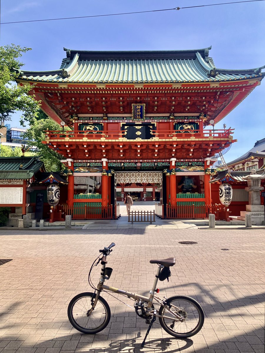 takedome2's tweet photo. #チャリ通
#朝どん

今朝は青空の見える朝😊
神田川ルートを軽快に走り、どん助さんには2番目で到着👍ベーコンエッグとショコラオランジェ🍊をゲットして箱根山で気持ちいいピクニック☕️😋爽やか過ぎ🤣👍
神田明神にもよって満足したら今日も忙しい水曜日！頑張ります💪 https://t.co/FfRCCIgvwM