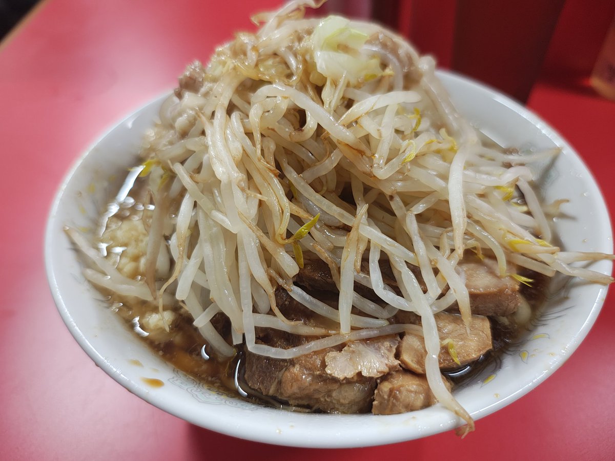 asky37's tweet photo. お店の臨休と台風にらめっこしながら無事に食べられました🌀
沖縄店はスープがアグー豚仕様で旨すぎ〜　
朝倉街道駅前店も新代田をマイルドにした感じで大分ネギ後半入れたらさらに旨かった！ https://t.co/hq13Y2CyB4