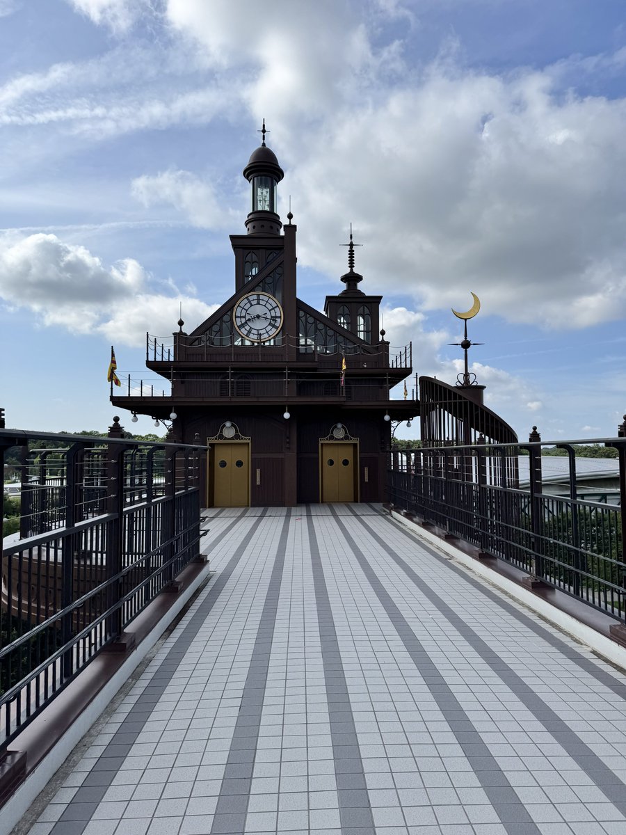 DAcrew_Disney's tweet photo. ジブリパーク到着〜

先着150名？の狭き門を突破して魔女の谷の夜最速上映＆舞台挨拶に🥰
映画もですし、宮崎吾朗監督、山下明彦監督にお会い出来るの楽しみすぎる

MLB、WBC経てローチケの先着少し得意になってきたかも https://t.co/NdQzA0qXGe
