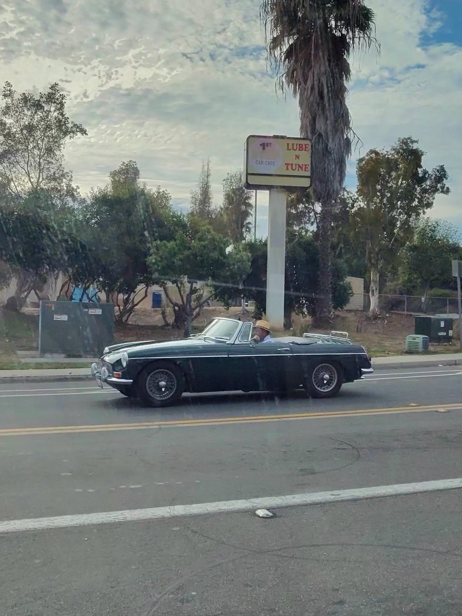 UnknownVehicle's tweet photo. what is the name of this vehicle? https://t.co/4JSrrdtU52