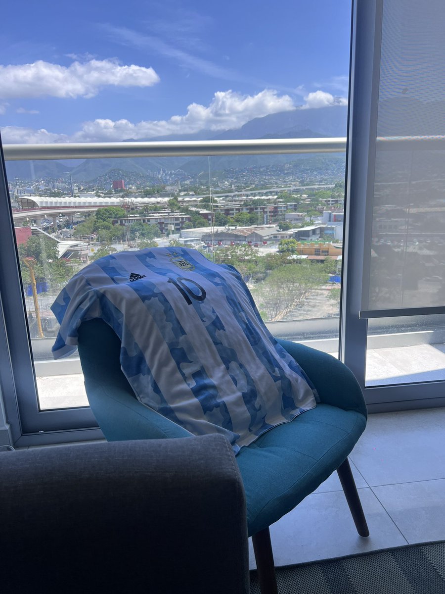 MinimalTrader_'s tweet photo. Soy Mexicano! Y ahora que México NO está mas en el mundial..  

ahora soy Argentino, y apoyaré a la @Argentina y quiero la cuarta estrella! Y Messi el balón de oro una vez más !!! https://t.co/xlvaxSSB4b