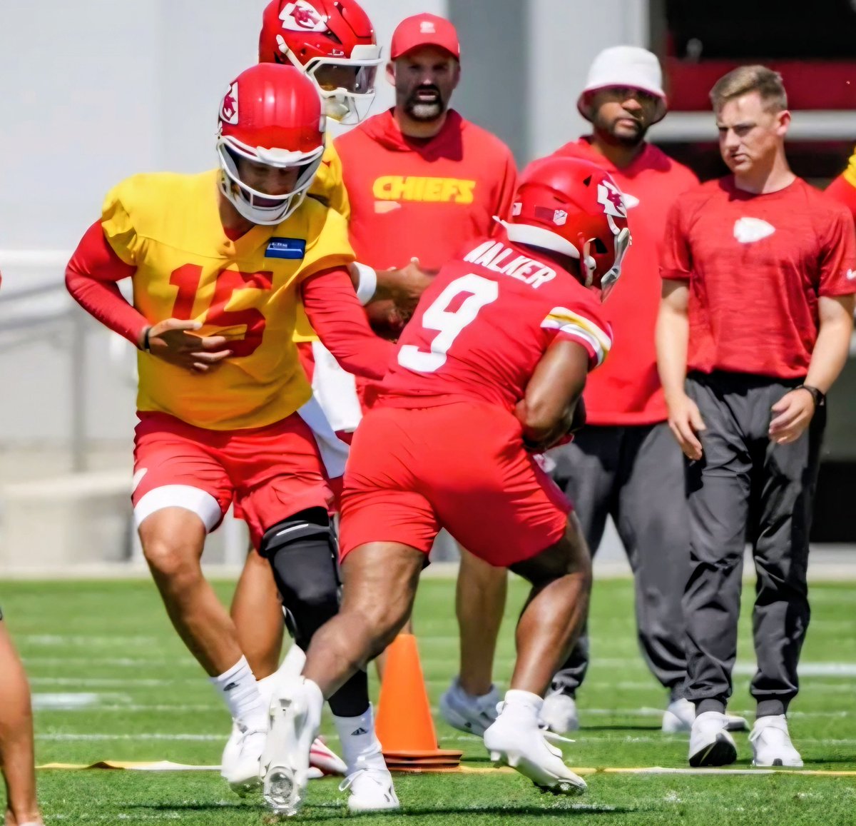 theGLgrind's tweet photo. The Athletic writes that Kenneth Walker III's "work ethic and no nonsense style have already been an early culture fit" alongside OC Eric Bieniemy. 

Walker's approach has been a welcomed sight in Kansas City after the previous RB group's "work standard and attention to detail slipped."

If they opt to use him more as a pass catcher, his ceiling only figures to increase.