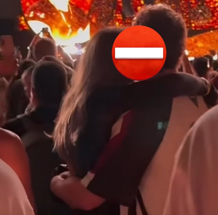 Bu_scetta's tweet photo. Ieri sono andato ad un concerto e davanti a me c'erano un ragazzo e una ragazza, entrambi fidanzati; due amici apparentemente

Ebbene questi erano loro alla 3° canzone. Li ho anche sentiti parlare dell'hotel in cui dovevano stare la notte, con "letti separati" (🤣)

Brutale https://t.co/ecx19cT7Rt