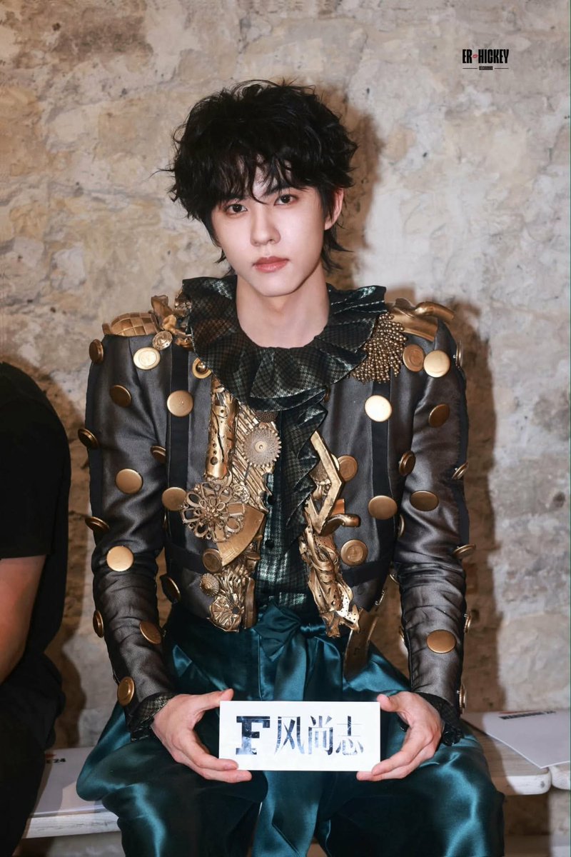 Jinceng17's tweet photo. Liu Xuan Cheng absolutely owned the Haute Couture Week with his effortlessly sophisticated style.

#LiuXuanChengPFW
#LiuXuanChengHCW27
#LiuXuanChengxRonaldVanDerKemp https://t.co/Y0AcHEZrPK