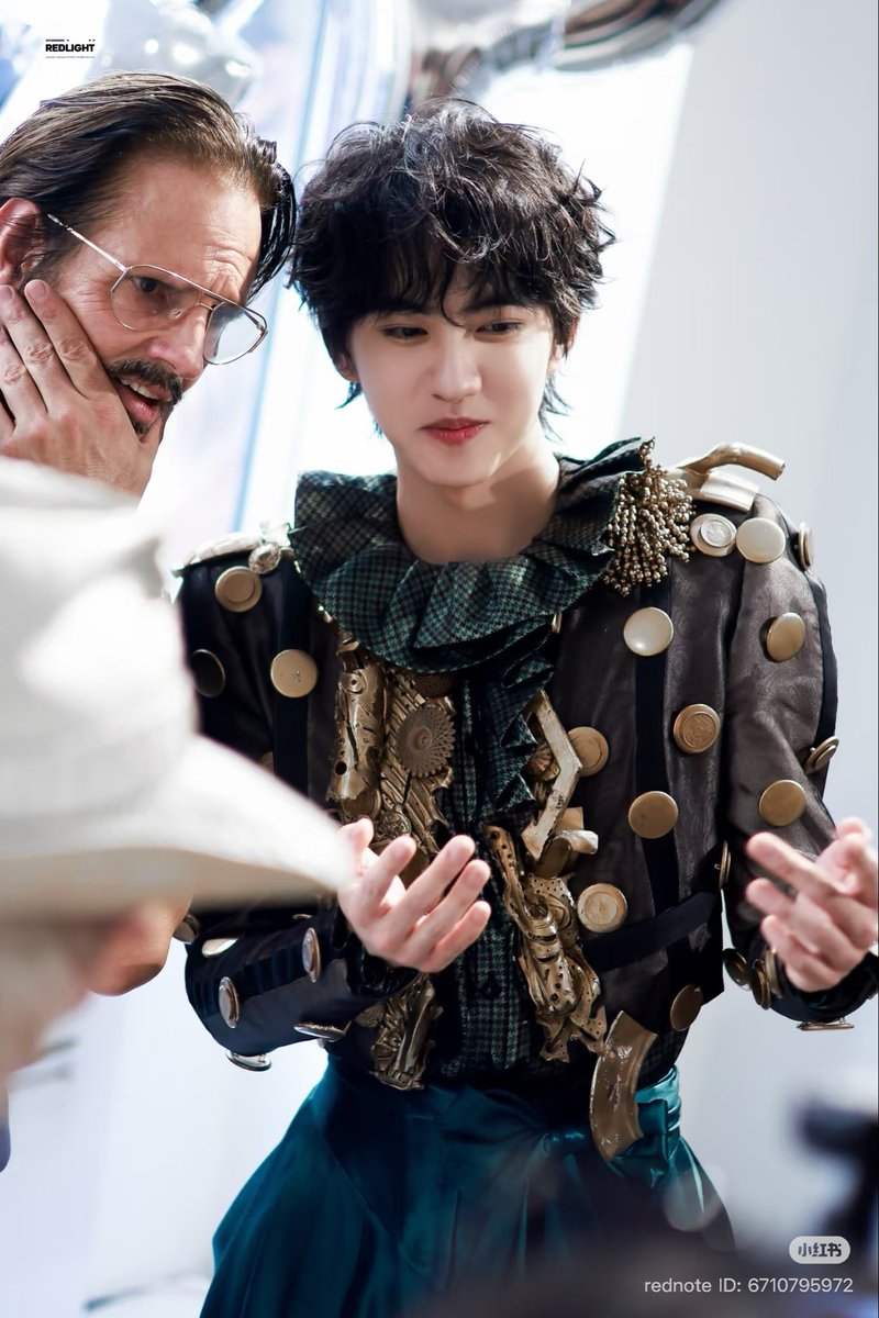 Jinceng17's tweet photo. Liu Xuan Cheng absolutely owned the Haute Couture Week with his effortlessly sophisticated style.

#LiuXuanChengPFW
#LiuXuanChengHCW27
#LiuXuanChengxRonaldVanDerKemp https://t.co/Y0AcHEZrPK
