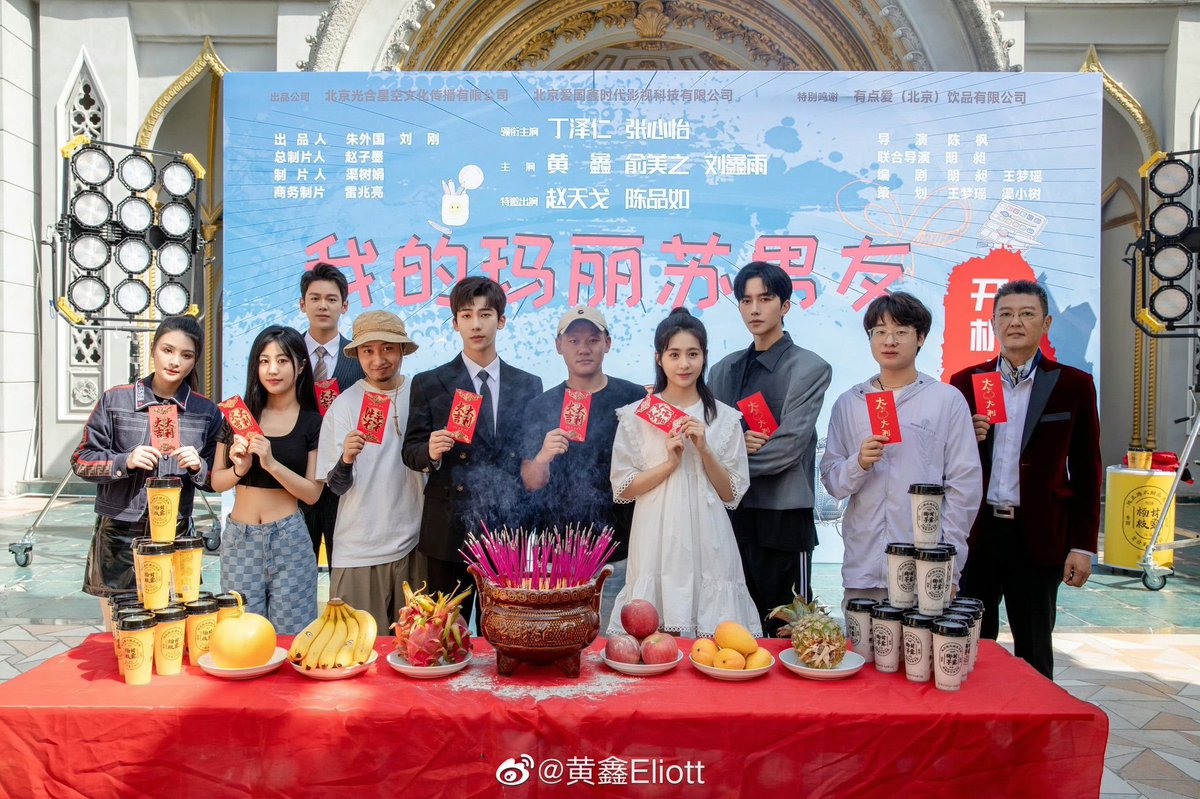 ulildann_'s tweet photo. YEEEYYYYY~ drama baru~ 

Asal itu Huang Xing, ku support terus. Bodo amat sama yang bacot

Bedain dong perkembangan karier sama kehidupan nyata. Drama ini udah ada bahkan sebelum dia main ABO. Syukur malah akhirnya bisa tayang. Nambah exposure, nambah penonton, nambah fans juga. Bukannya itu yang harusnya diharapkan kalau beneran dukung karier aktor?

Lucunya, nemu orang bilang support Huang Xing, tapi giliran ada karya yang bisa memperluas kariernya malah ditolak cuma karena nggak sesuai ekspektasi. Ternyata karier aktor sekarang harus ngikutin shipping? Menarik juga logikanya.

Kalau nggak suka dramanya ya silakan. Tapi kalau harapannya Huang Xing cuma muter di proyek si kembar terus... hmm. Sampai sekarang aja agenda yang kelihatan ya konser lagi, konser lagi..