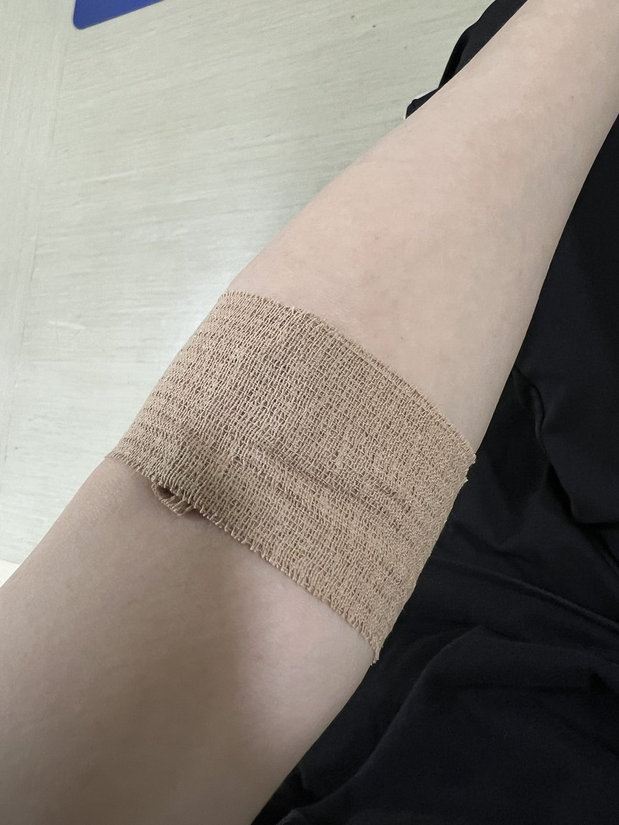 touho_ko's tweet photo. 今日の採血の看護師さん、めっちゃ上手やった😊
チクッとも感じずに4本取るよ〜って終わった✨
これで診察結果が良ければいいんだが😱笑
バセドウ病…ホンマに長いお付き合いになりそうや🥲
こちらは拒否してるんやけど、中々しつこいで困る😭😭😭 https://t.co/8XsiKSQKSu