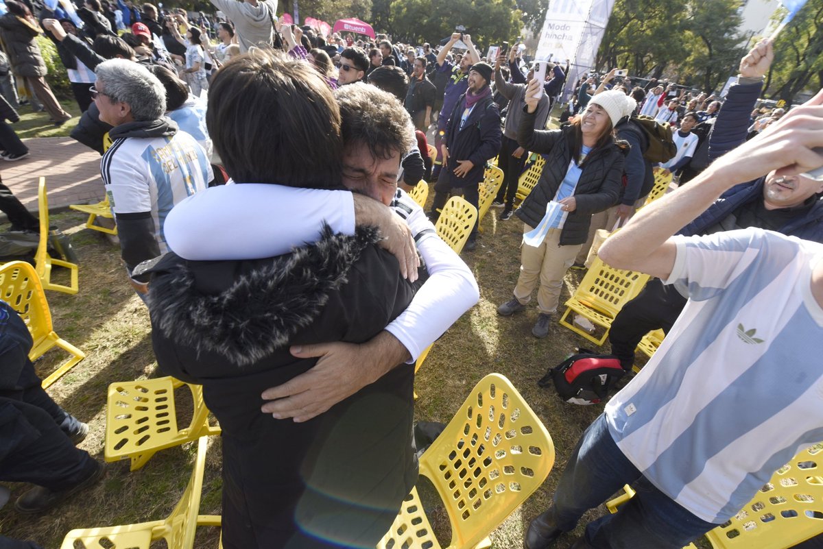 soyjuanmateo's tweet photo. ¡Festejos, nervios, caripelas, de todo! En el triunfo de Argentina Vs Egipto, por los octavos de final del Mundial de Fútbol.
@mdzol
https://t.co/a8Z1i2S3Pu
-
#mdz #afaseleccion #messi #leomessi #argra https://t.co/LJWCEhxWM2