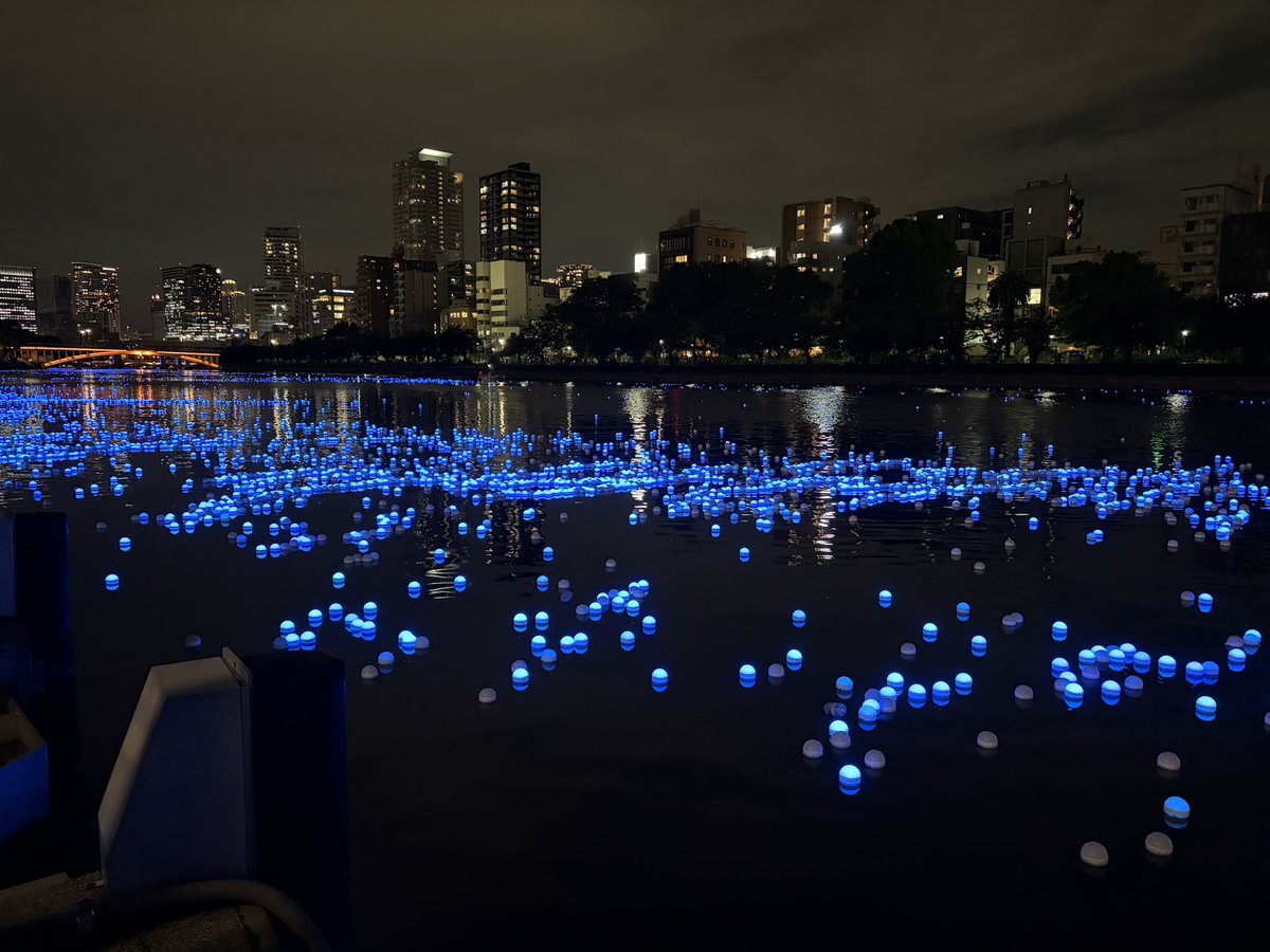 HalhisaO's tweet photo. 昨日は #七夕 🎋
大川に浮かぶ「いのり星」が、夜空の天の川のように川面を青く染め、とても幻想的な光景でした✨

一つひとつの光に、それぞれの願いが込められていると思うと、より特別な時間に感じます。

来年もこの景色を見られるのを楽しみにしています💙

#天の川 #いのり星 #大阪 #大川 #七夕2026 #夜景 #イルミネーション