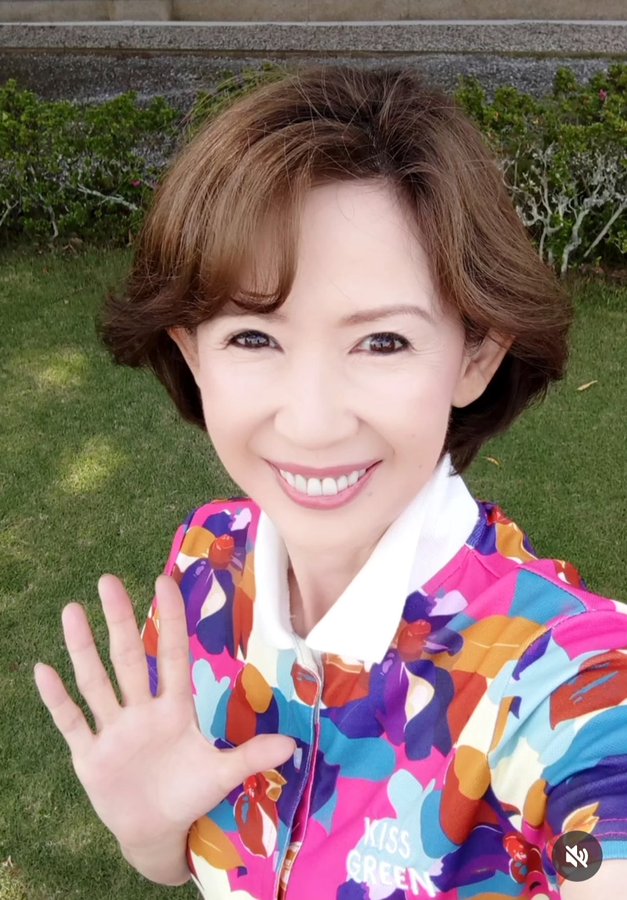 floramiharu's tweet photo. 『下半身、お腹もスリムに❣️』
おはようございます☀️

梅雨明け間近が
トレンドです〜✨

梅雨明けが待ち遠しいですね💕

さてこの梅雨時期は
先ずは免疫力をUPです～✨

そして、梅雨が明けたら
『下半身、お腹もスリムに❣️』

わたしの経験ですが
乳酸菌生産物質を飲み始めて

顔の二重あごも
良くなっていました💕

腸って凄いな〜🎵
って驚いた記憶があります。

人は手足や顔が浮腫む前に
腸内環境のバランスを乱して
腸が浮腫んでいるのです～✨

下半身のポッコリお腹は
むくみ腸の可能性が大なのです💕

お腹をスッキリさせたい方
腸活はいかがでしょうか〜✨

今日も腸内環境を整えて
快適に過ごしましょう〜💕

「腸内フローラマイスター   
                          橘   美はる🌿」

書籍やラインでは
新しい情報も交えて
お伝え致します〜❣️

お申し込みは
LINE公式アカウント💕
@yja1416z

💖『腸内環境の7つの役割』
https://t.co/38dVHmbQOm

💖『老化の2大要素』
https://t.co/s09LfXb9Vm…

💖YouTubeチャンネル💖
https://t.co/bxzHw8cQ5J

💖Amazon書籍💖
⚜️乳酸菌生産物質があなたの免疫力を守る 【夢を叶える腸内フローラ】
https://t.co/QqIX2SgWnF
⚜️乳酸菌生産物質が家族の健康を守る【幸せを呼ぶ腸内フローラ】
https://t.co/UxZ6DVuVft