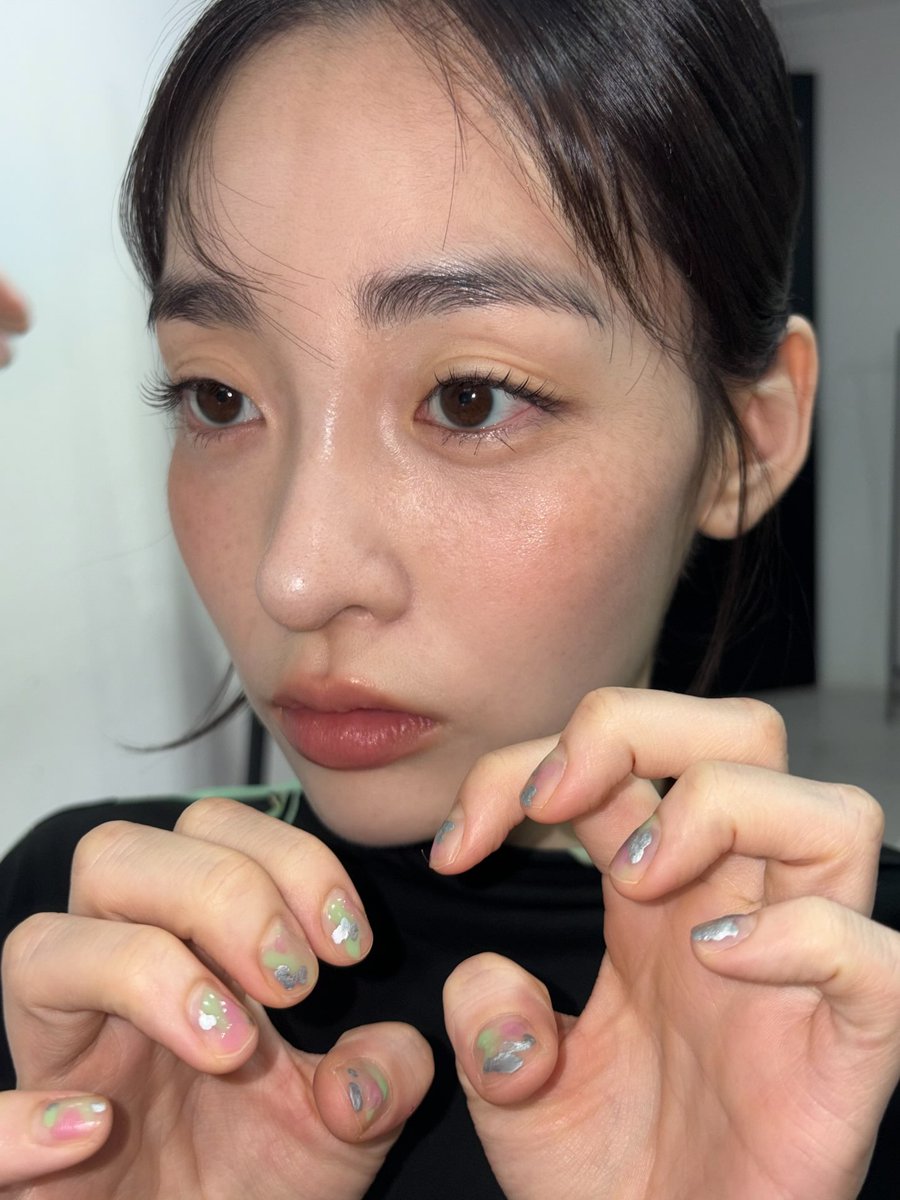 for_minggu_'s tweet photo. 메이크업쌤이 올려주신 청룡어워즈 핸드프린팅 #김민하

💄잉크 바이닐 틴트 620 피치 서브버전
🧏‍♀️로드스킨 포켓 블러셔 스파이시 마그 https://t.co/miqHaTrj1k