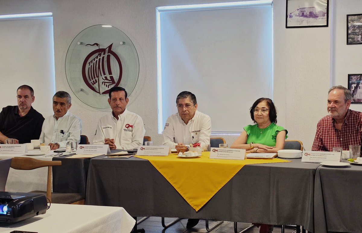 SICTMorelos's tweet photo. 🔴 El Director General del Centro SCT Morelos asistió a la Séptima Asamblea General Ordinaria de @CICMorelos, un espacio clave donde expuso los proyectos estratégicos de infraestructura que la Secretaría ejecutará en nuestro estado. https://t.co/fAAsqnPm9E