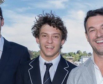piiiant's tweet photo. me asesina como kimi sale mal cuando se concentra para sacarse fotos y cuando se las sacan despistado es un actor de los años 90 en su prime https://t.co/MPMGU60PcS