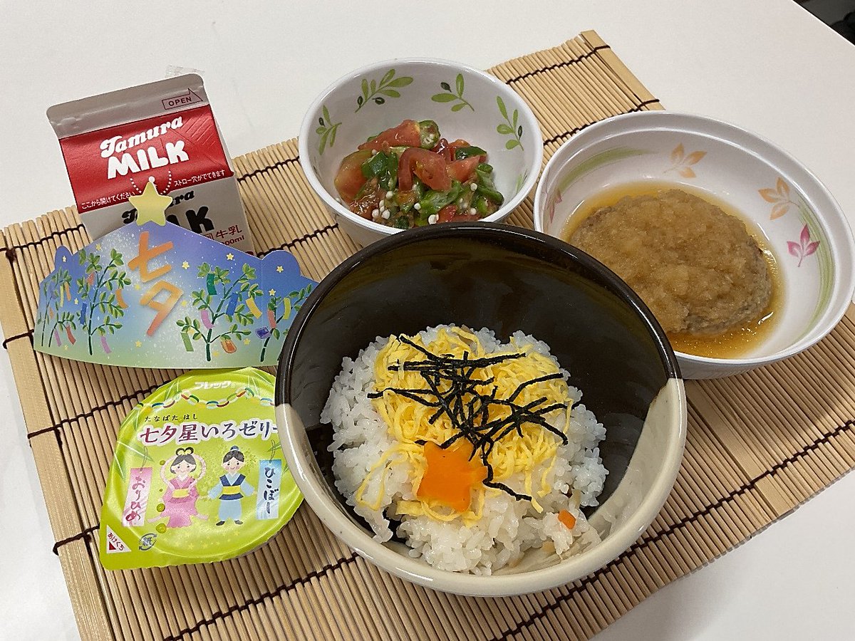 nihonkai_hosp's tweet photo. 昨日のお昼は「七夕」メニューでした🎋
七夕ちらし寿司、和風ハンバーグ、夏野菜のおかか浸し、七夕ゼリーを提供しました。
#病院食　#行事食　#七夕 https://t.co/N40qrF15YX