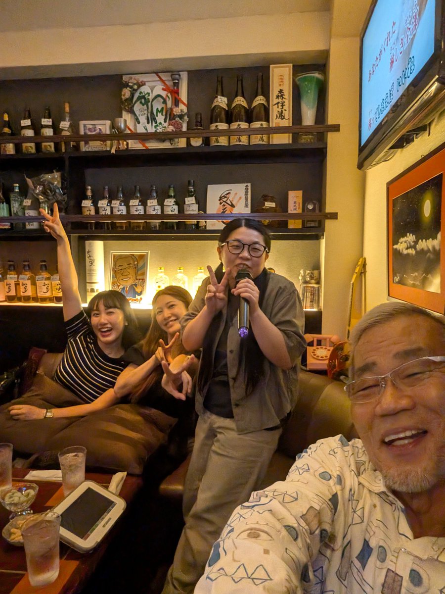HgZ6F9iFfu06Xw2's tweet photo. 昨日は新喜劇の三人娘と💃💃💃
大塚澪ちゃんはオペラ経験者💃アイリスガワちゃんは
ミュージカル💃岡田直子ちゃんアニメソング🎠いゃ〜みんな上手かった🎉🎉🎉 https://t.co/e0TXomR90O