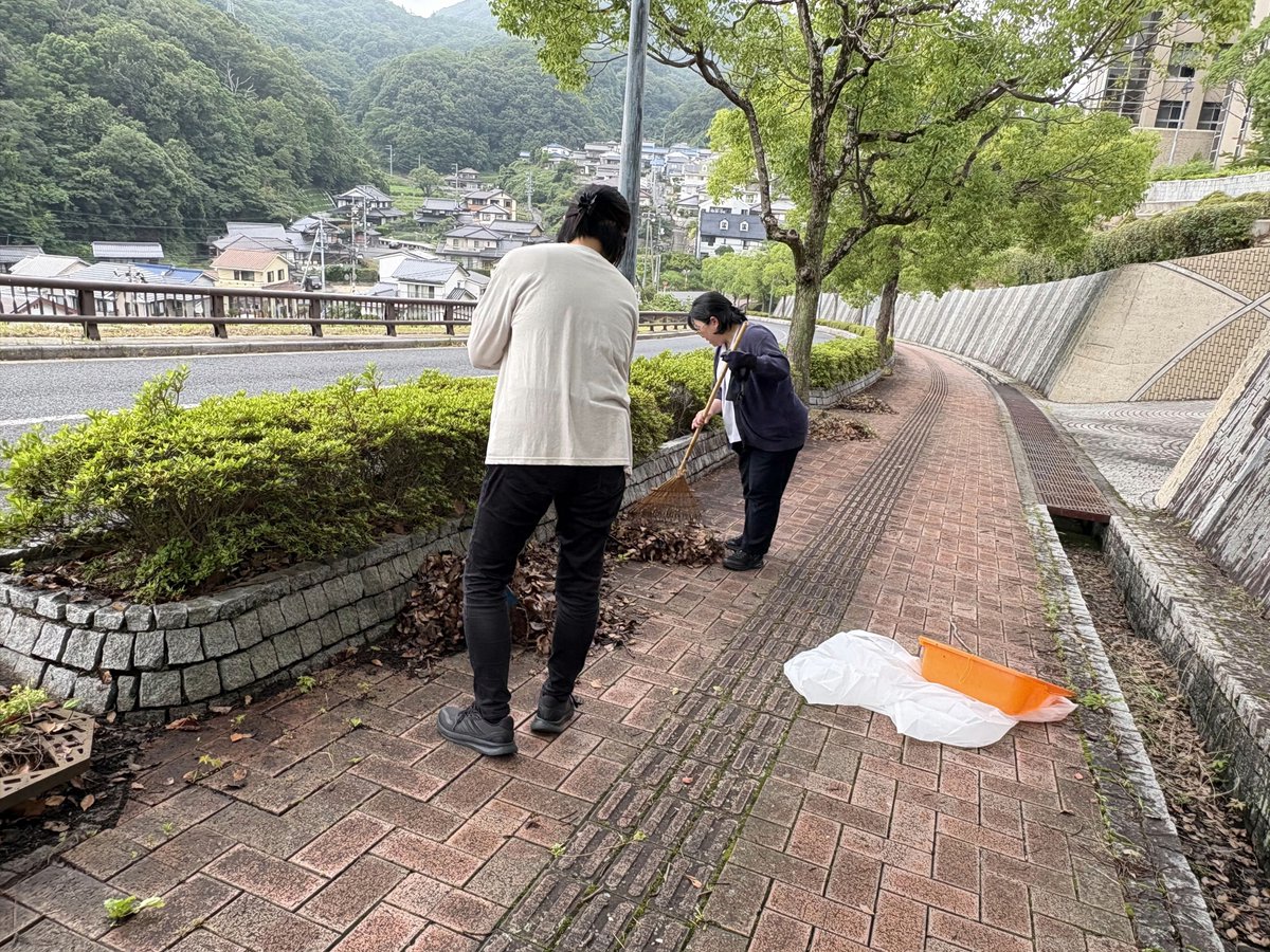 puh_mihara's tweet photo. 🧹✨【オープンキャンパス準備中!】✨
来場者のみなさんを気持ちよくお迎えできるよう、ボランティア清掃を実施し、正門付近をきれいにしました🌿
みなさんにお会いできるのを楽しみにしています✨
#PUH
#県立広島大学
#保健福祉学部
#県立広島大学三原キャンパス
#オープンキャンパス https://t.co/MbXE5ACVH3