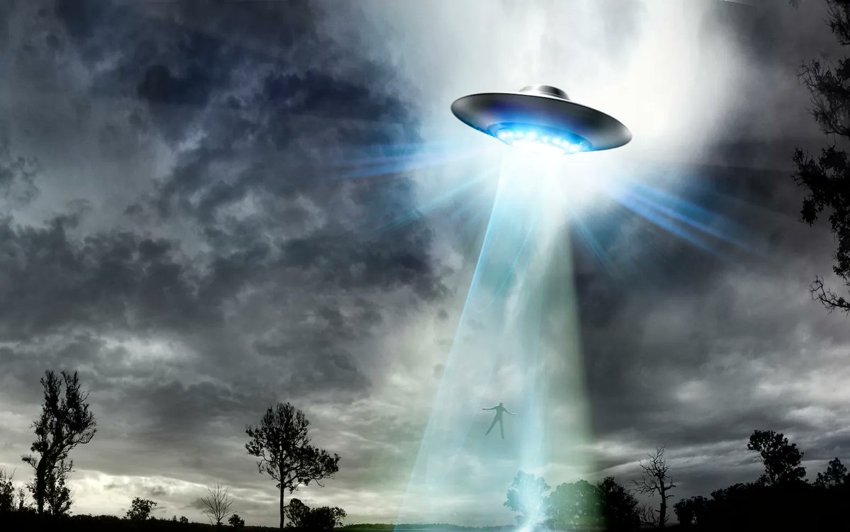 GodRulesIRL's tweet photo. 🚨‼️🔥: ACCORDING TO THE DAILY MAIL, PRESIDENT TRUMP’S INNER CIRCLE JUST SHOWED THEM THE SPEECH THAT TRUMP HAS WRITTEN THAT WILL PUBLICLY ANNOUNCE ALIEN LIFE!!! 🛸

The New Daily Mail Article says that he is about to announce it anytime now!!!

Also, President Trump’s UAP Advisory Team just said that Lockheed Martin may be involved in a Secret UFO Retrieval & Reverse Engineering Program!!!