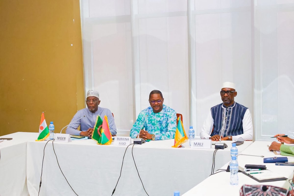 AbdoulayeDiop8's tweet photo. Aux côtés de mes Homologues de la Confédération AES, nous avons tenu une séance de travail préparatoire, élargie aux membres de nos délégations, en prélude à  la deuxième session des Consultations entre les Ministres des Affaires étrangères de la Confédération des États du Sahel (AES) et de la Fédération de Russie, prévue, le mercredi  08 juillet 2026 à Niamey. 

Cette rencontre de cadrage  visait à passer en revue les questions stratégiques et les dossiers importants inscrits à l’ordre du jour  des Consultations de  haut niveau qui réuniront, demain, les Ministres des Affaires étrangères de la Confédération AES et leur Homologue russe, Son Excellence Monsieur Sergueï LAVROV.