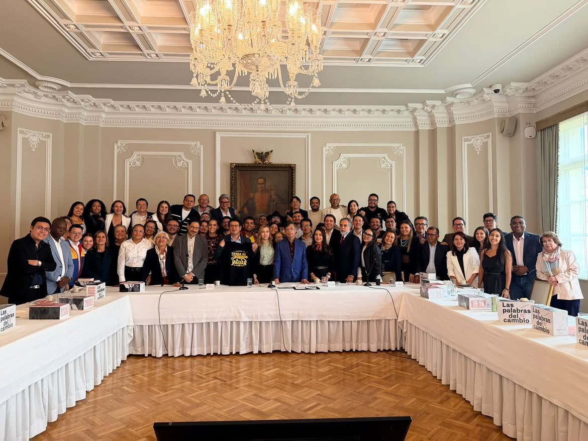 Fhernandezpolo's tweet photo. Hoy, junto a la bancada del Pacto Histórico, nos reunimos con el presidente @petrogustavo para reafirmar nuestro compromiso con la defensa de las reformas sociales y el proyecto de transformación que millones de colombianos respaldaron en las urnas. 🫰🏼🇨🇴

Con unidad seguiremos trabajando para proteger los avances alcanzados y poder seguir avanzando hacia una Colombia más justa y democrática. 💛💙❤️

#PactoHistórico #Petro #BancadaPacto #ReformasSociales