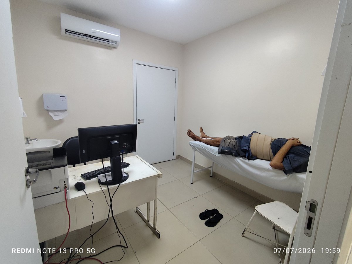 NiteroiInformes's tweet photo. 🚨 20h15 - Médica abandona a sala e deixa paciente largado por mais de meia hora urrando de dor, precisamos fazer o vídeo para o hospital tomar ciência da gravidade. 

Emergência do Hospital Azevedo Lima. https://t.co/swZHOo9FOB