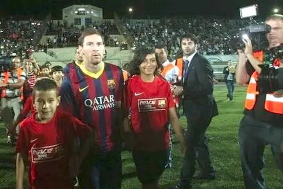 leoo_khalid's tweet photo. تاريخ ميسي مع اسرائيل:

-زارهم مرة واحدة في "رحلة سلام" برعاية برشلونة وفي هذه الرحلة زاروا فلسطين وقابل الرئيس الفلسطيني وتدربوا لاعبين برشلونة بحضور الفلسطينيين

-2018 اتفق الاتحاد الارجنتيني على اقامة مباراة ودية مع الصهاينه ورفض ميسي وتم شكره من الفلسطينيين وتعليق صورته بشوارع القدس

-سبق وصرح دفاعا عن اطفال غزة وتم نقل التصريح من المنظمة الدولية لحماية الأطفال "اليونيسف"

بختصار:تغريدة الصهاينة مجرد احتكاك مع الأسطورة وأستفزاز للمصريين ويكرم الأسطورة عنهم