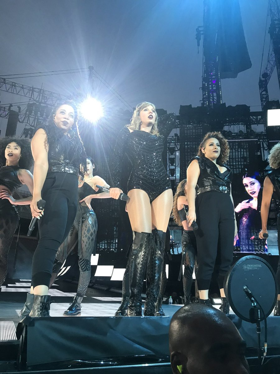 Laura_E_13's tweet photo. Eight years ago! 🖤 #REPTourColumbus 

@taylornation13 @taylorswift13 https://t.co/RTz8siLpVV