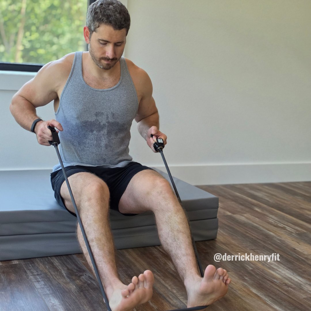 DerrickHenryFit's tweet photo. Feel it in your back? Elbows back, shoulder blades together, control it back. 3x10. Full follow-along on YouTube: https://t.co/njyeZ7PFKT https://t.co/Bx02FICVWg