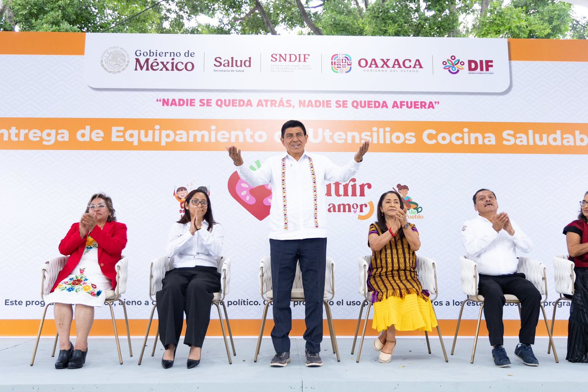 salomonj's tweet photo. Con el trabajo del @DIF_Oaxaca acercamos más bienestar a las familias de nuestro estado. 🙌🏽

Junto a la Presidenta Honoraria, @Irma_BolanosOax, entregamos 200 equipamientos de utensilios de cocina saludable para fortalecer los espacios alimentarios y brindar mejores condiciones para la preparación de alimentos.

Continuaremos impulsando acciones que garanticen la transformación de #Oaxaca y el apoyo continuo a quienes más lo necesiten. 🫂 🫂