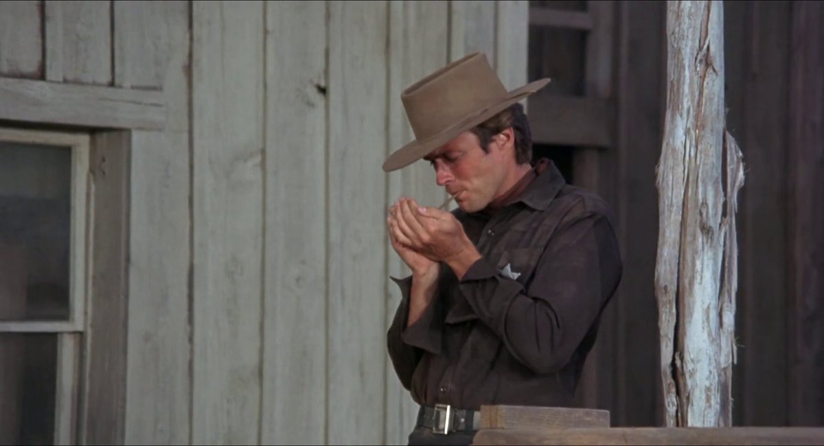 pedrootropedro's tweet photo. ves así a clint eastwood y pensarías que se comía tres cajetillas al día, cuando en realidad llevaba más de 30 años evitándolo y le rogó a sergio leone que le pidiera cualquier cosa menos fumar porque lo odiaba https://t.co/4hMEx2jsTQ