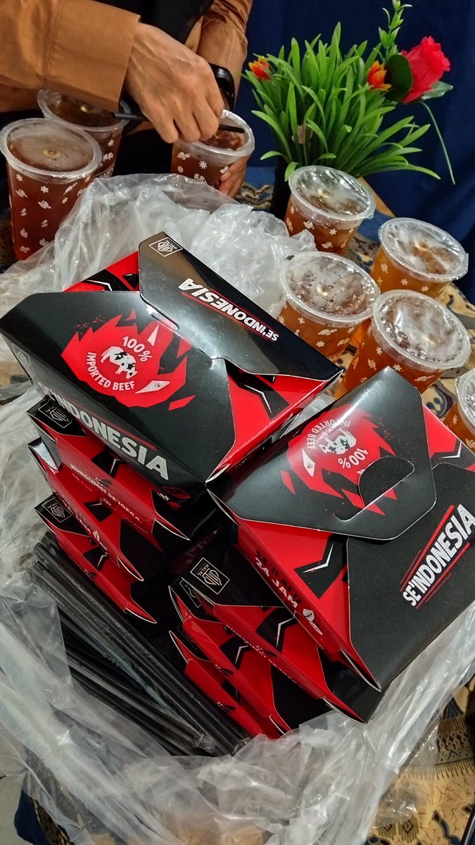 kangkunglic_'s tweet photo. Anuuuu.. aku kalo kerja kadang sering ditraktir makanan enak.. in this economy untuk anak kos yang beginian adalah sebuah anugerah terindah dari yang maha kuasa. Aseli, perbaikan gizi banget. Dibulan Juni kemarin lagi ada project auto sering ngumpulkan, yak tiap ngumpul pasti ada makanannya. Makanya June food dumpku jadi keliatan mewah banget untuk anak kos wkwk, ntar kuspill dibawah editannya 😭